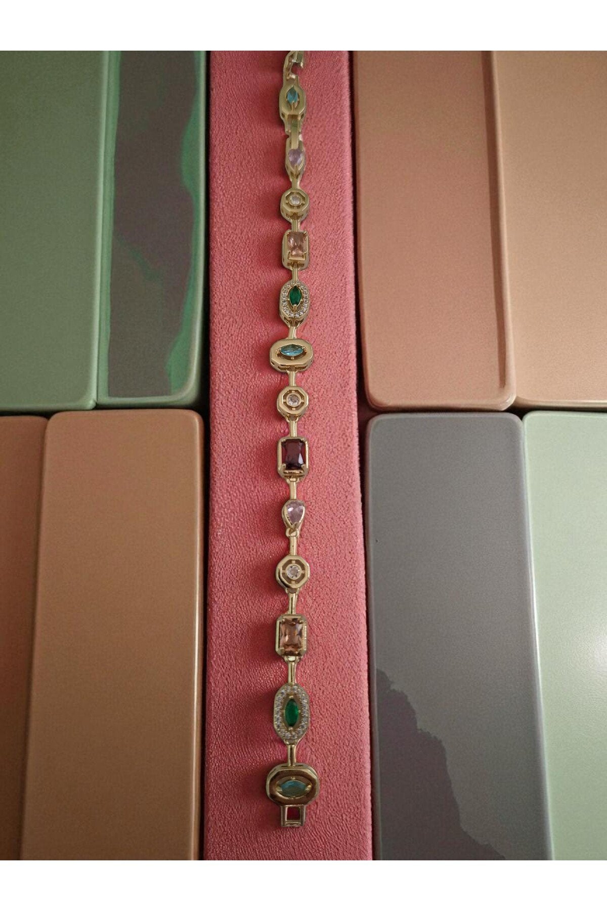 Parlak Zirkon Detaylı Altın Kaplama Çelik Bileklik – Zarafetin Simgesi