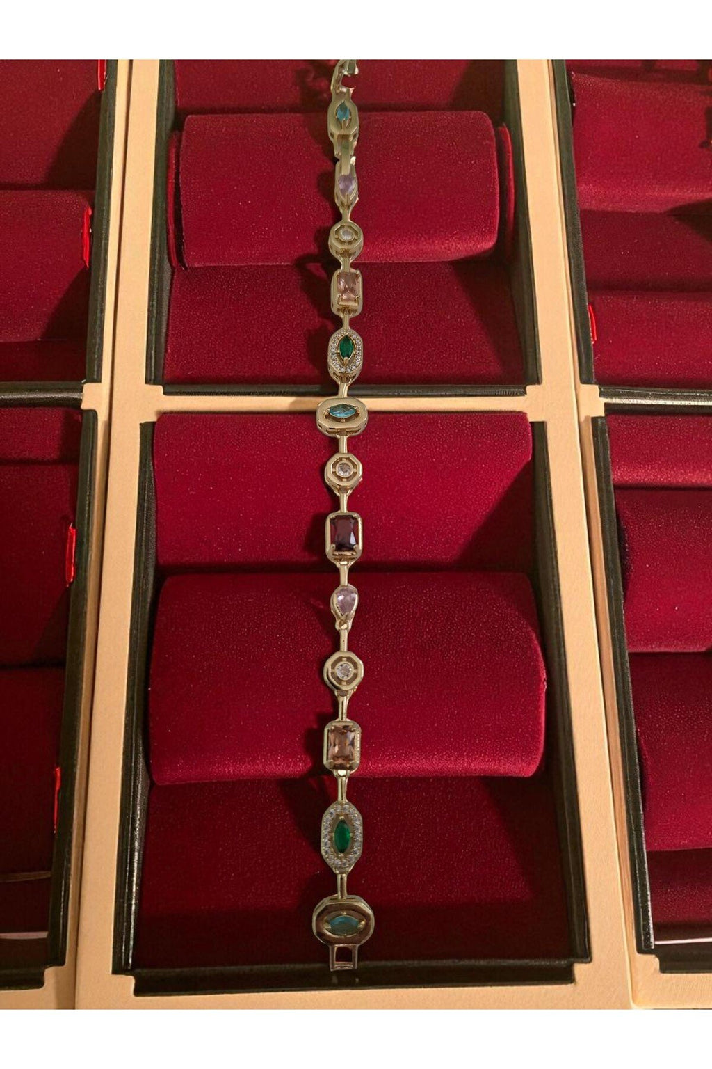 Parlak Zirkon Detaylı Altın Kaplama Çelik Bileklik – Zarafetin Simgesi