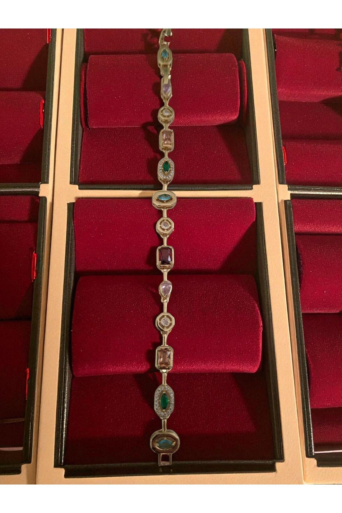 Parlak Zirkon Detaylı Altın Kaplama Çelik Bileklik – Zarafetin Simgesi