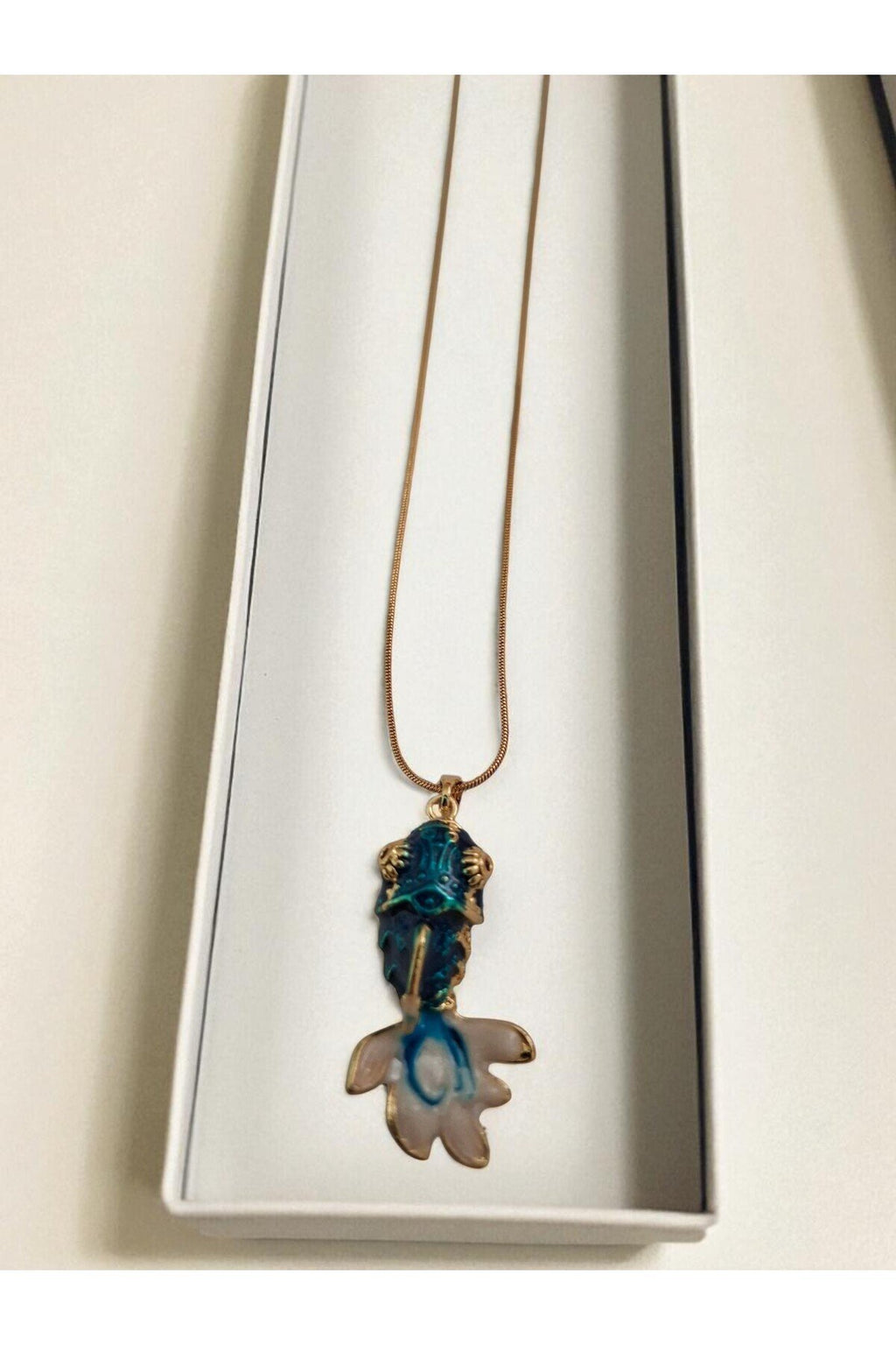 Yeşil / Mavi Renkli Balık Figürlü Kolye – Altın Kaplama Kararmaz Çelik Zarafeti