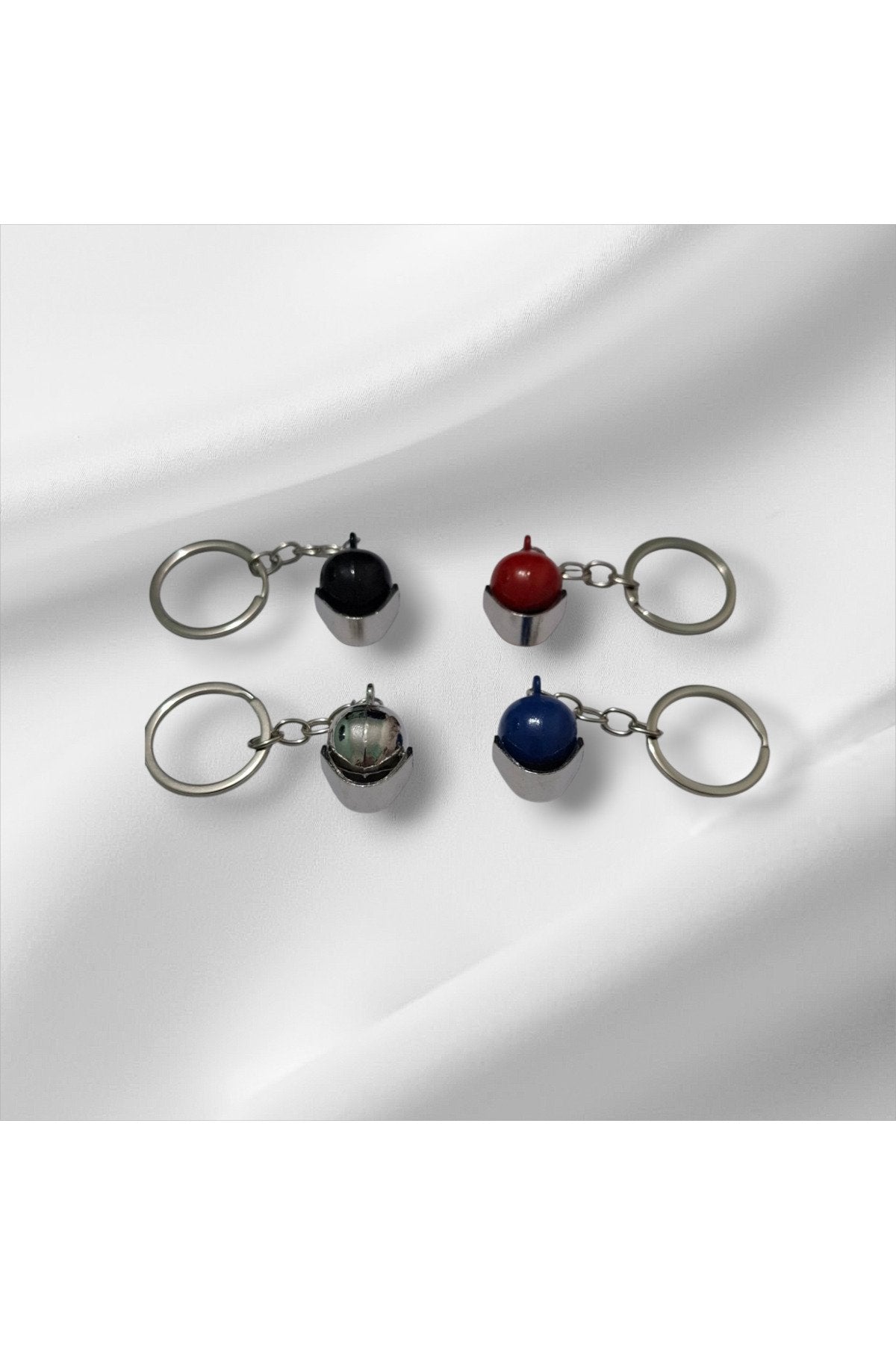 Motor Kaskı Anahtarlık – Renkli Metal Tasarımlı Motosiklet Aksesuarı