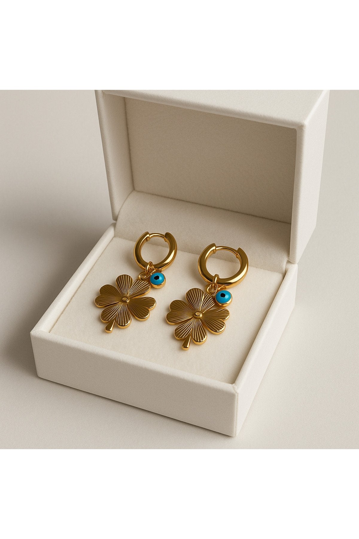 Altın Kaplama Kararmaz Çelik Yonca Küpe – Şansı, Zarafeti Ve Kalıcı Işıltıyı Üzerinizde Taşıyın