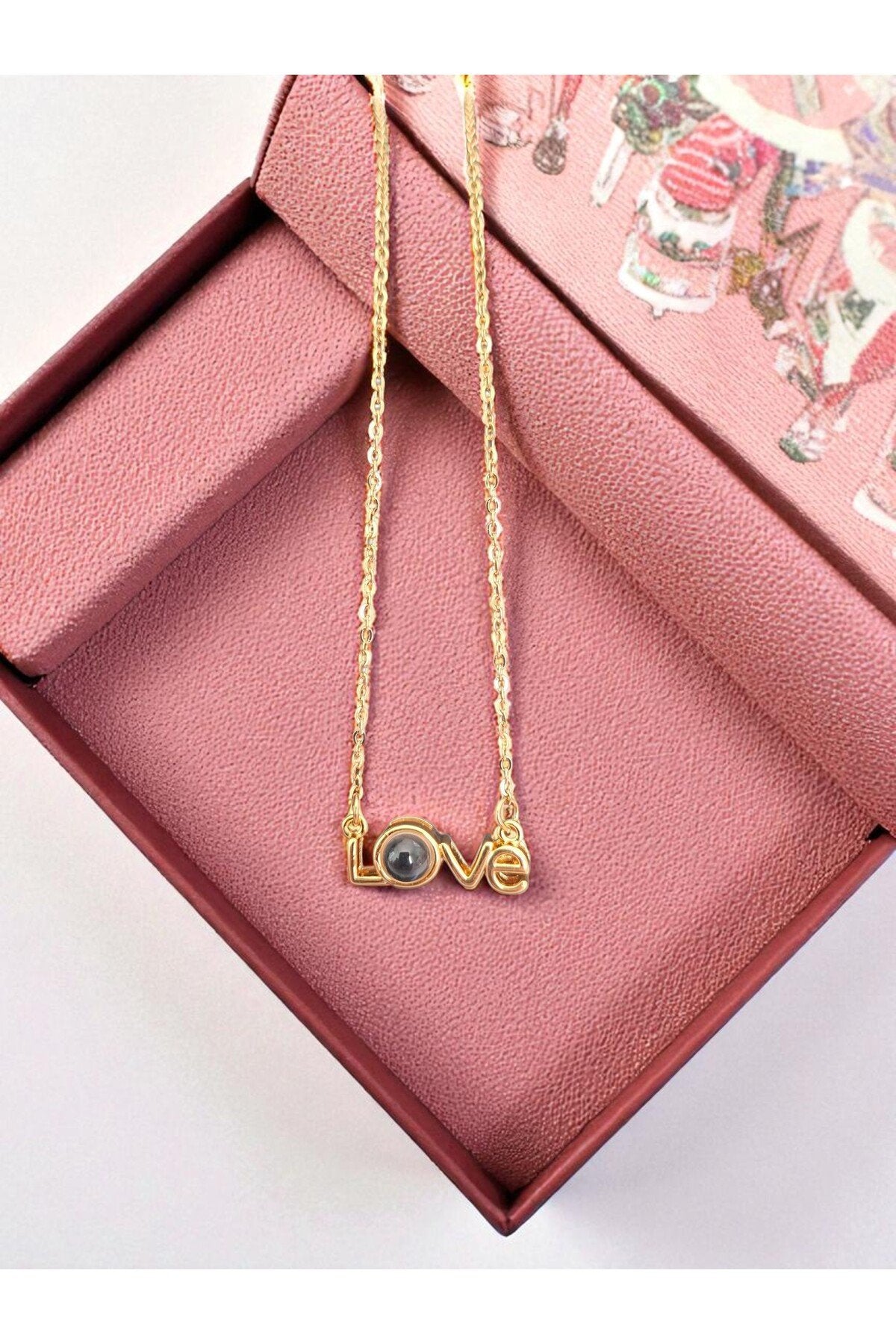 Love Yazılı Altın Kaplama Kararmaz Çelik Kolye – Zarif ve Modern Tasarım