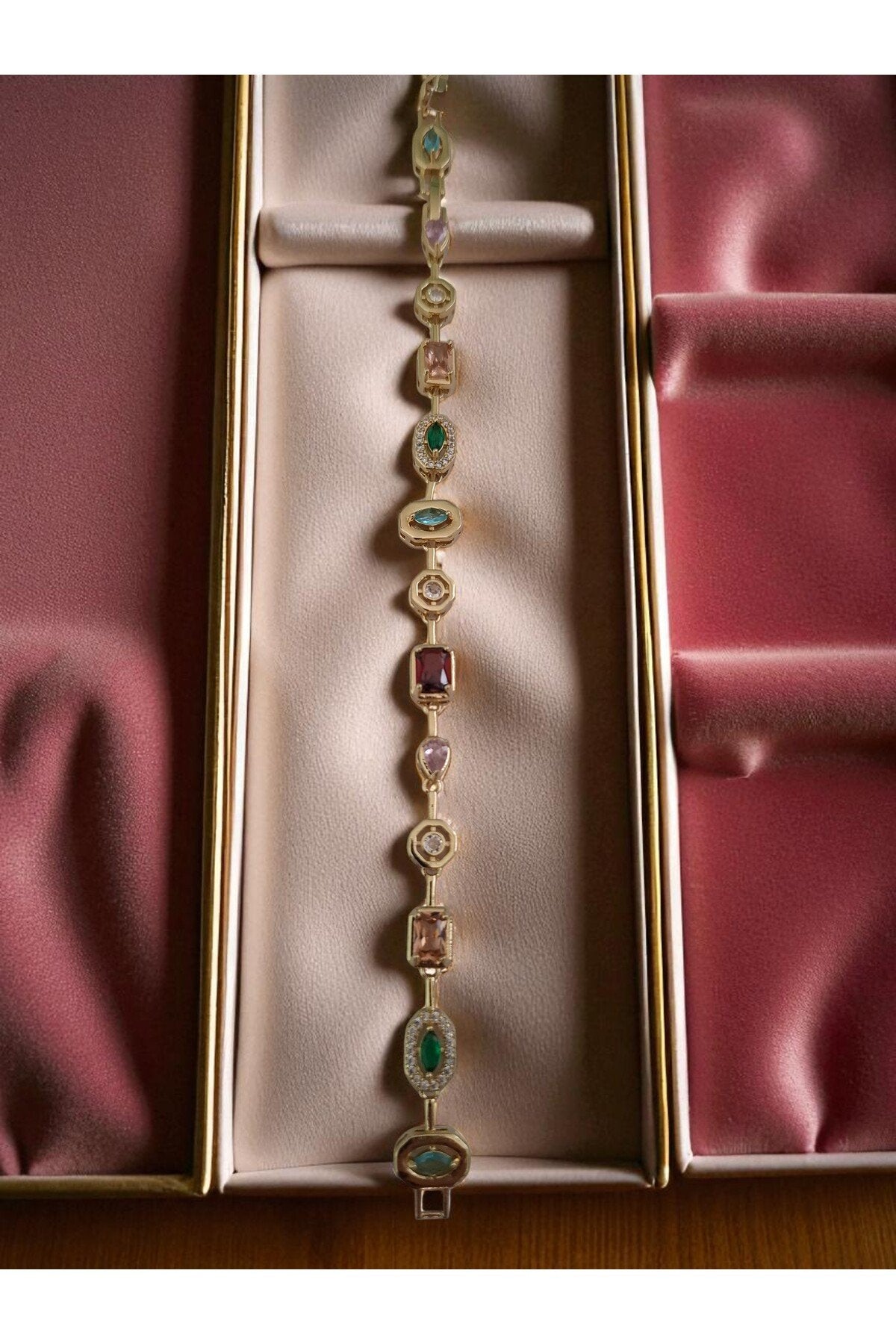 Parlak Zirkon Detaylı Altın Kaplama Çelik Bileklik – Zarafetin Simgesi