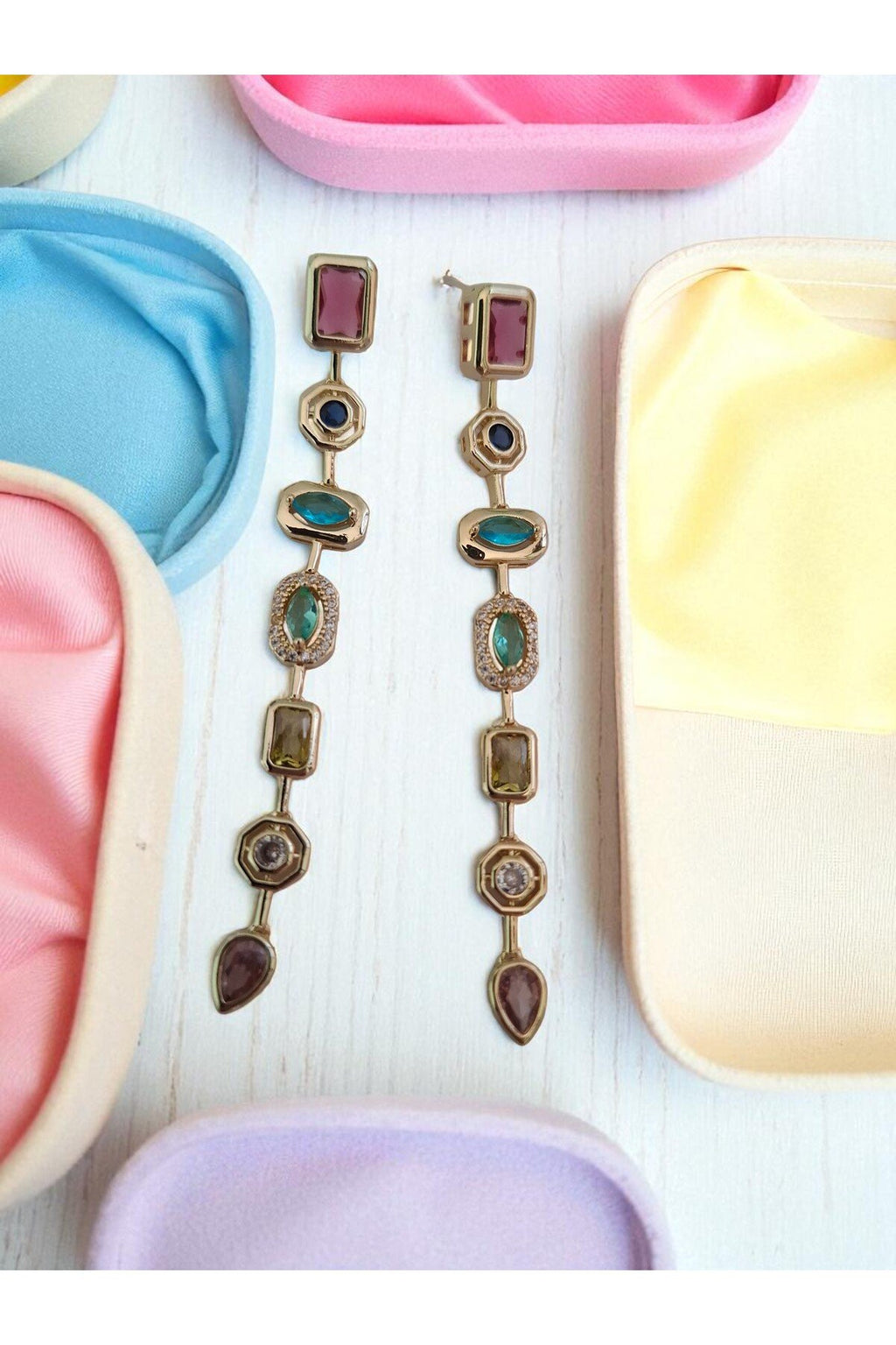 Zirkon Taşlı Altın Kaplama Çelik Sallanan Küpe – Işıltılı ve Zarif Tasarım