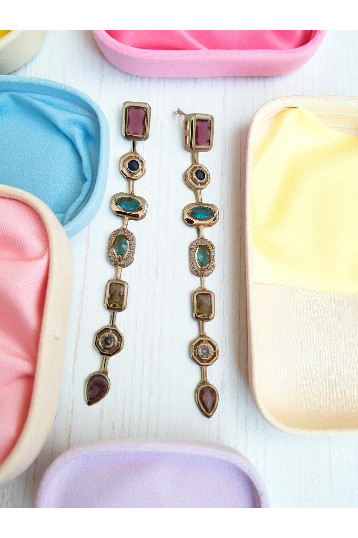 Zirkon Taşlı Altın Kaplama Çelik Sallanan Küpe – Işıltılı ve Zarif Tasarım