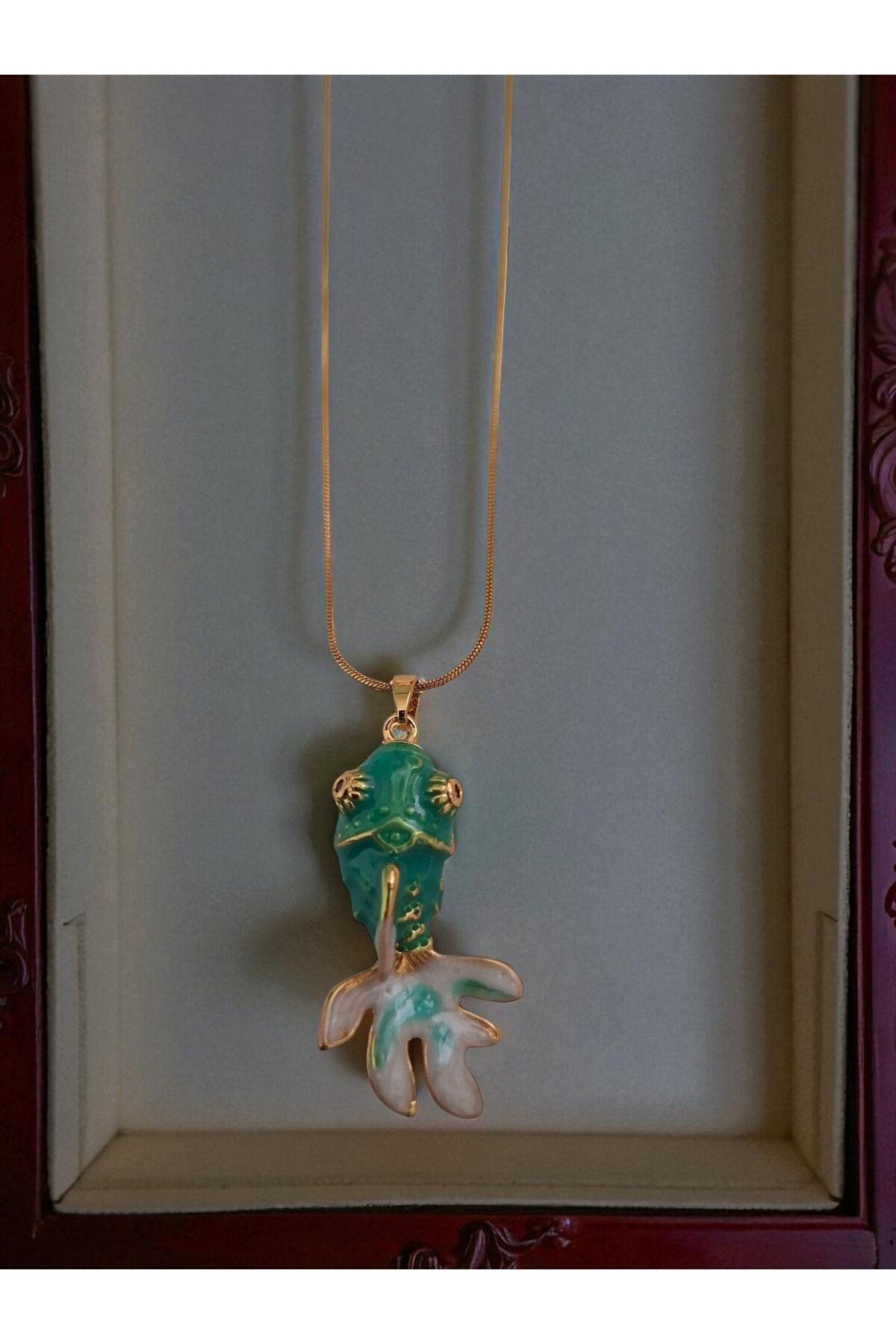 Yeşil / Mavi Renkli Balık Figürlü Kolye – Altın Kaplama Kararmaz Çelik Zarafeti