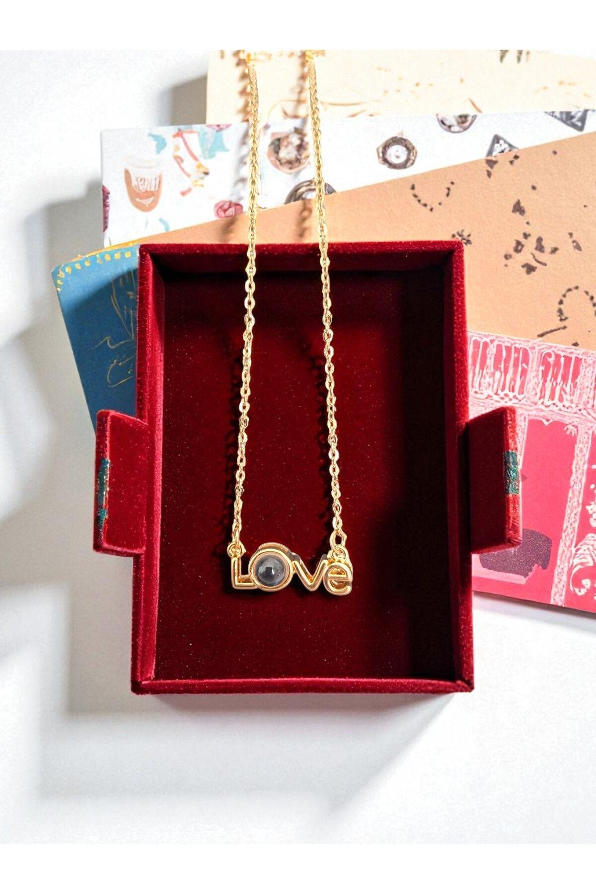 Love Yazılı Altın Kaplama Kararmaz Çelik Kolye – Zarif ve Modern Tasarım