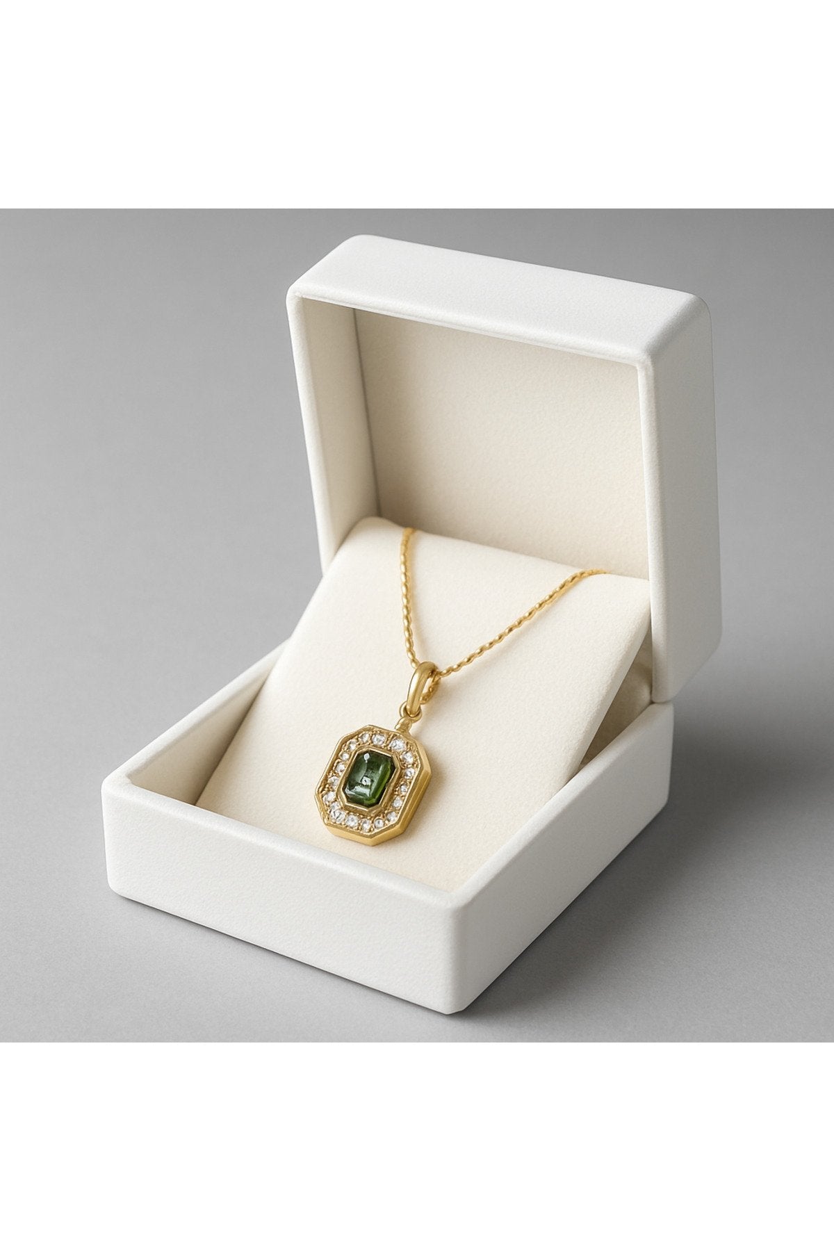 Altın Kaplama Zümrüt Yeşili Zirkon Taşlı Çelik Serenay Kolye – Zarafet ve Işıltının Buluşması