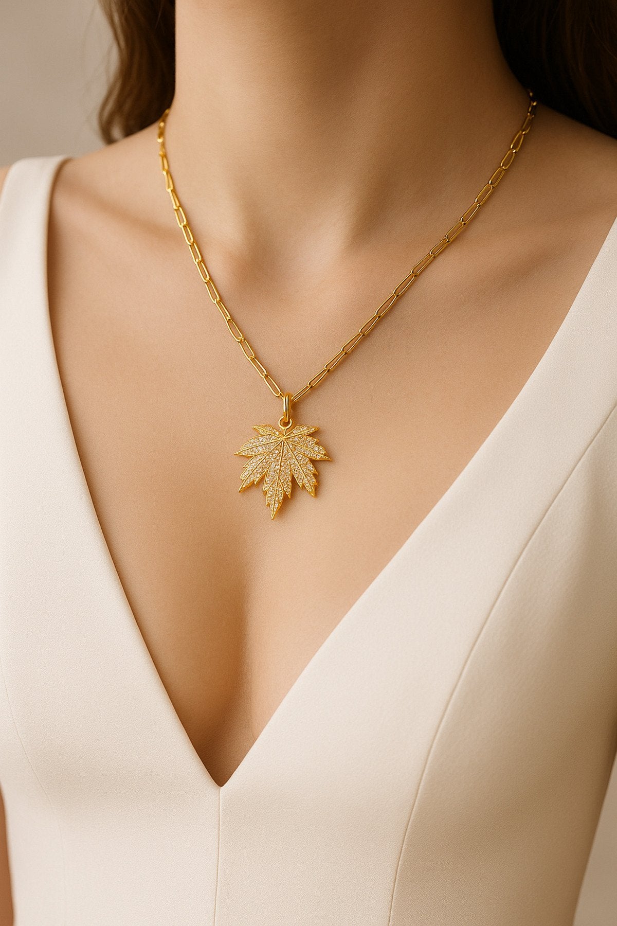 Altın Kaplama Zirkon Taşlı Çelik Yaprak Kolye – Doğanın Işıltısı