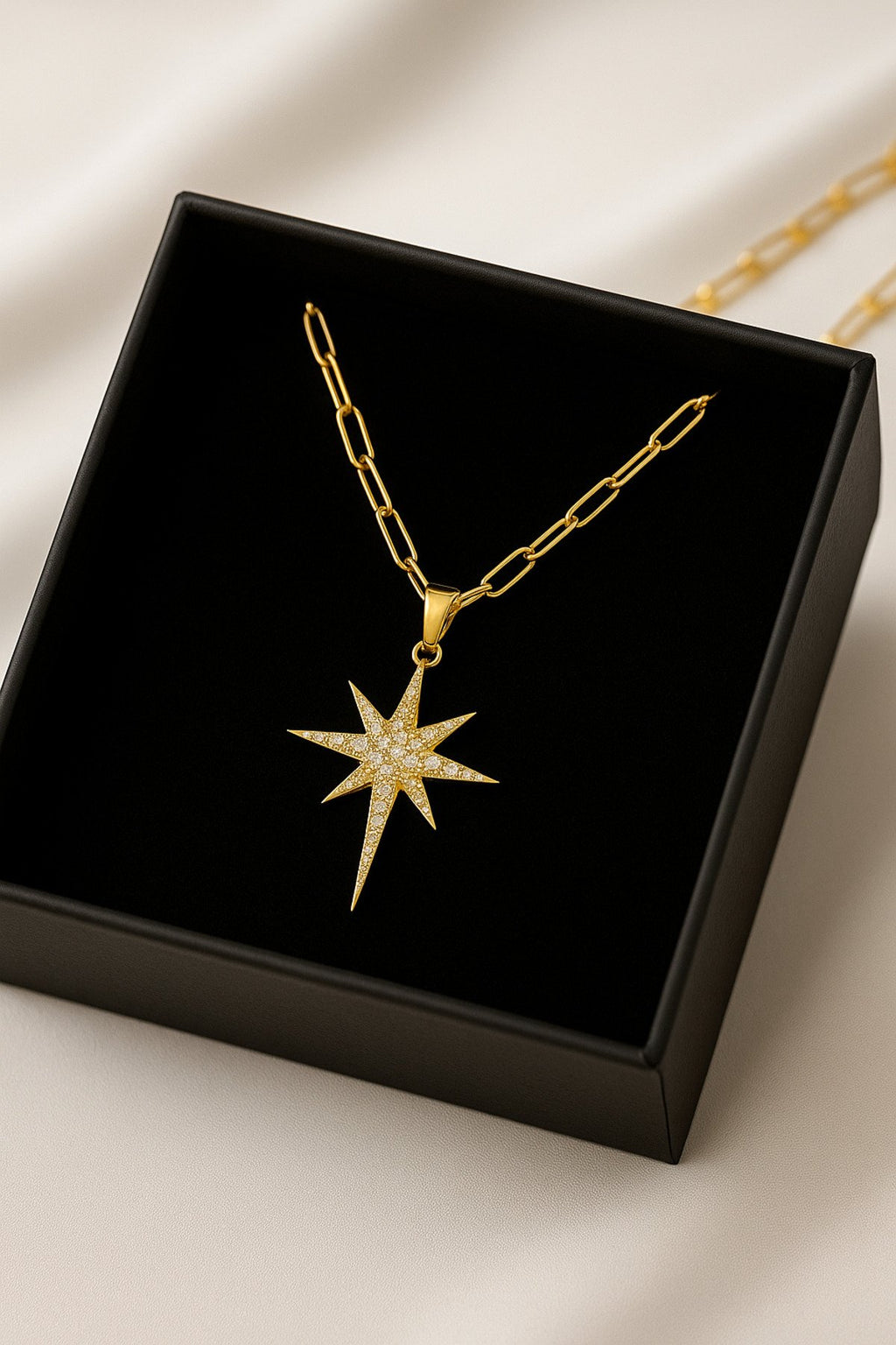 Altın Kaplama Kuzey Yıldızı Taşlı Çelik Kolye – Işıltının ve Yol Göstericiliğin Simgesi