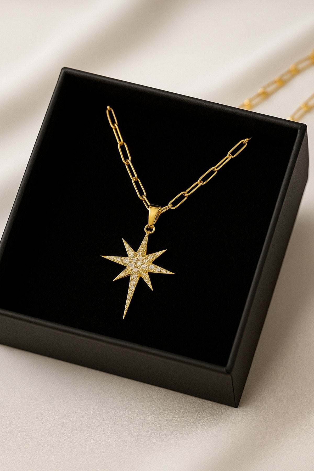 Altın Kaplama Kuzey Yıldızı Taşlı Çelik Kolye – Işıltının ve Yol Göstericiliğin Simgesi