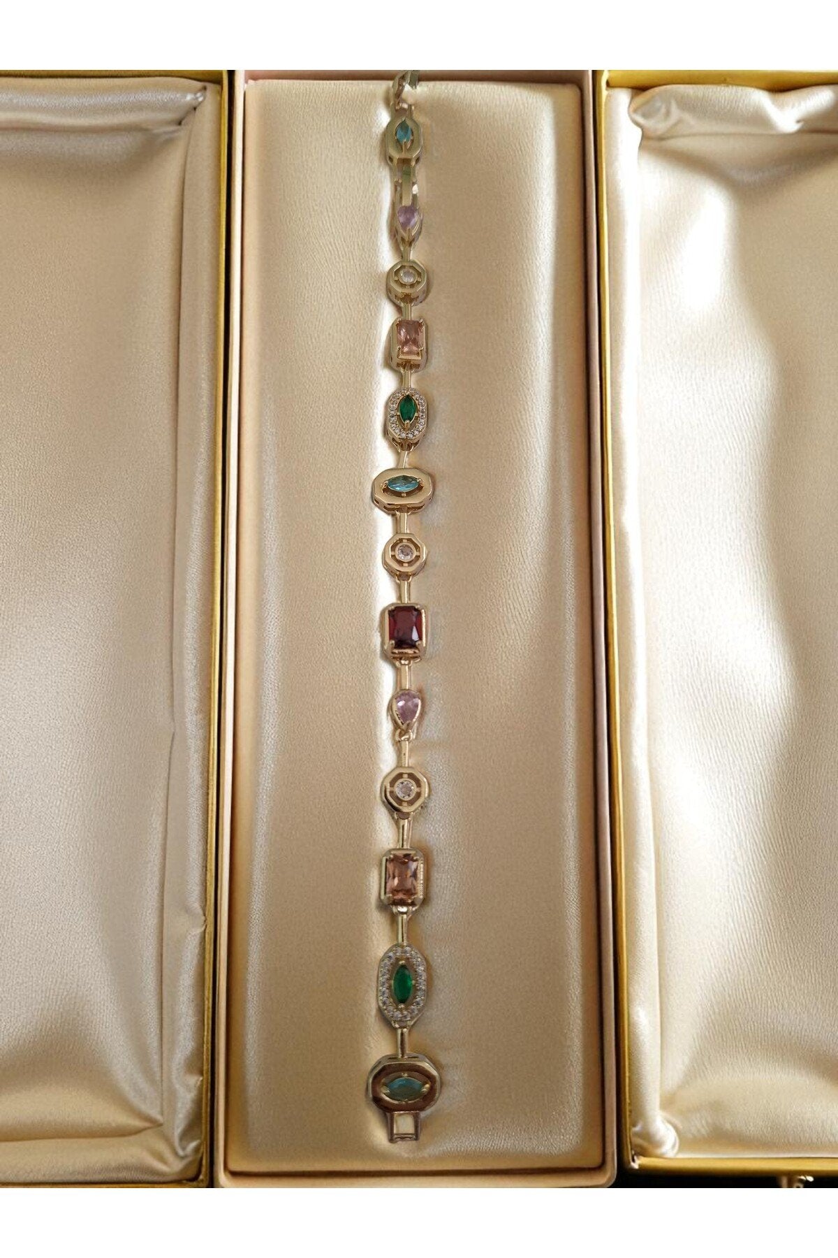 Parlak Zirkon Detaylı Altın Kaplama Çelik Bileklik – Zarafetin Simgesi