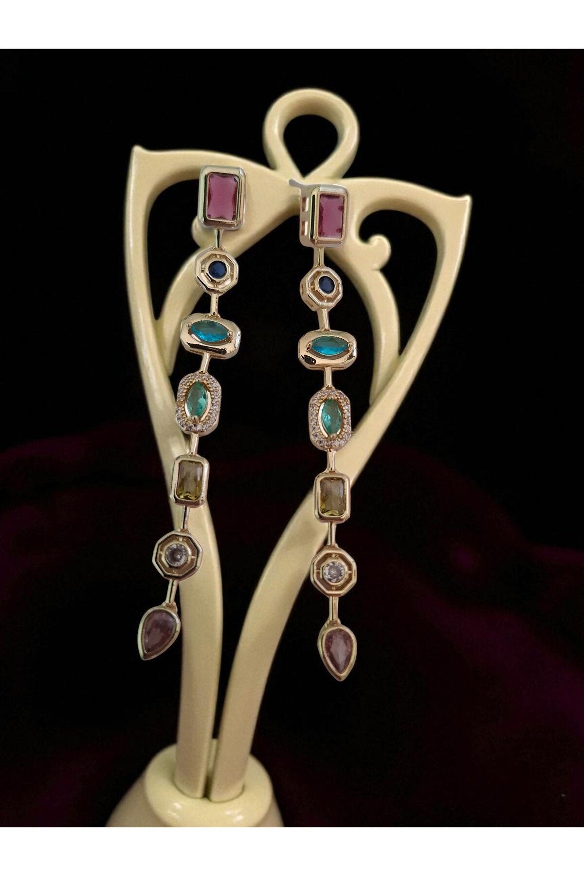 Zirkon Taşlı Altın Kaplama Çelik Sallanan Küpe – Işıltılı ve Zarif Tasarım