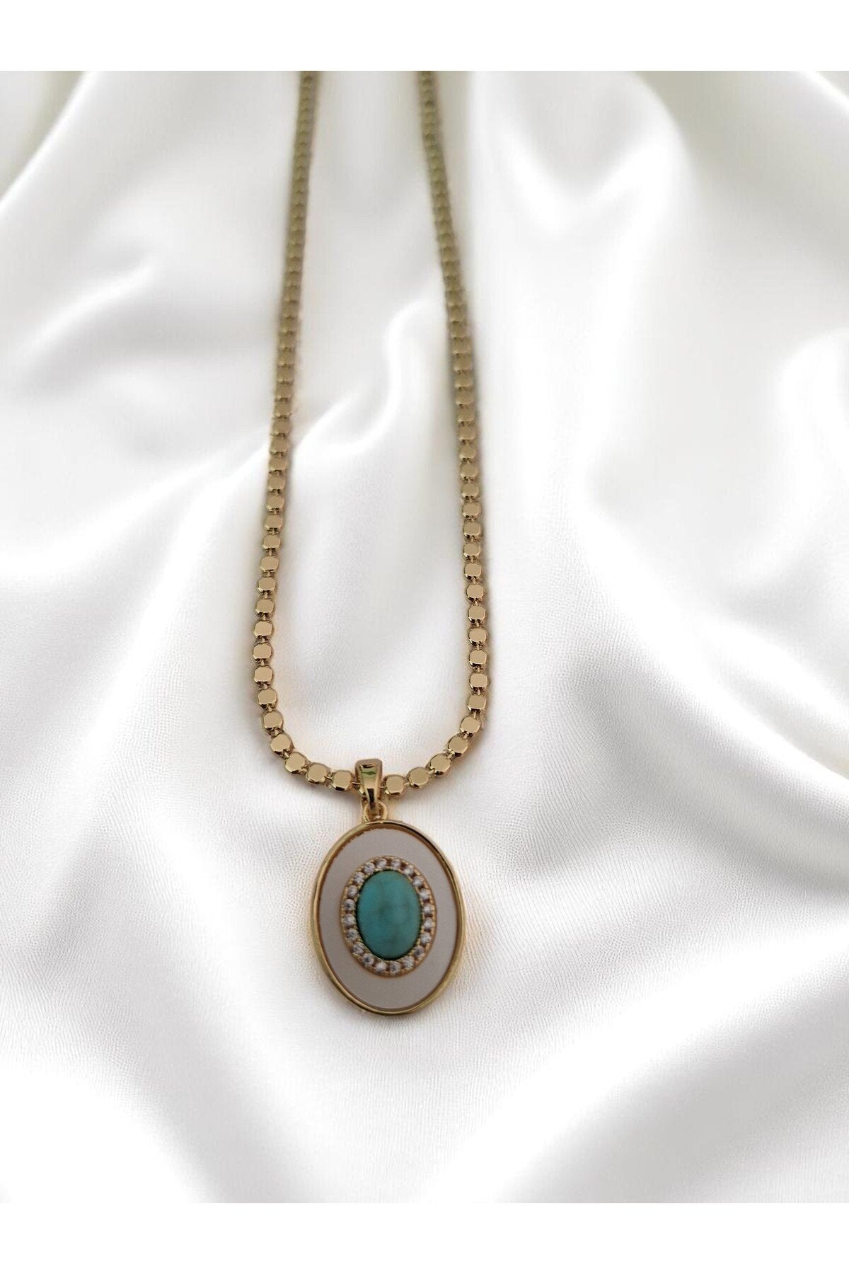 Beyaz Mineli Altın Kaplama Çelik Kolye – Kararmaz, Modern ve Şık