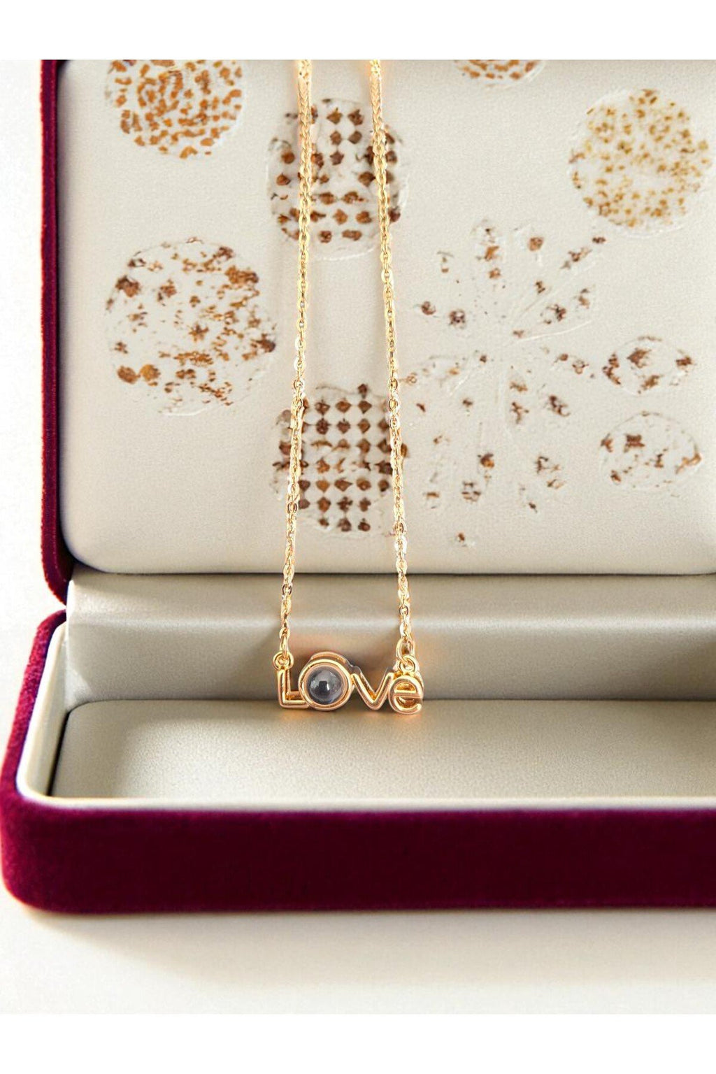 Love Yazılı Altın Kaplama Kararmaz Çelik Kolye – Zarif ve Modern Tasarım