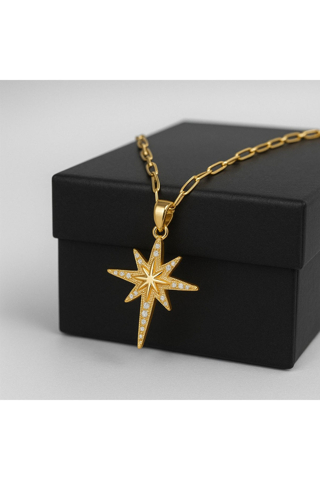 Altın Kaplama Kuzey Yıldızı Taşlı Çelik Kolye – Işıltının ve Yol Göstericiliğin Simgesi