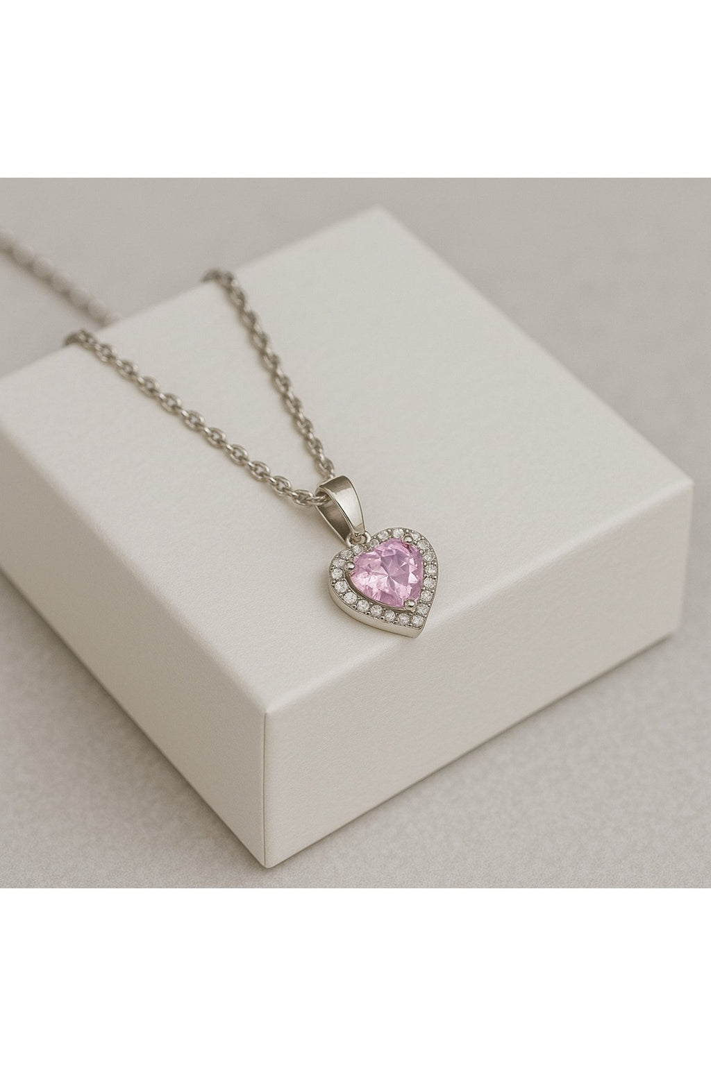 Gümüş Renk Çelik Kalpli Kolye – Pembe Zirkon Taşlı Zarif Model