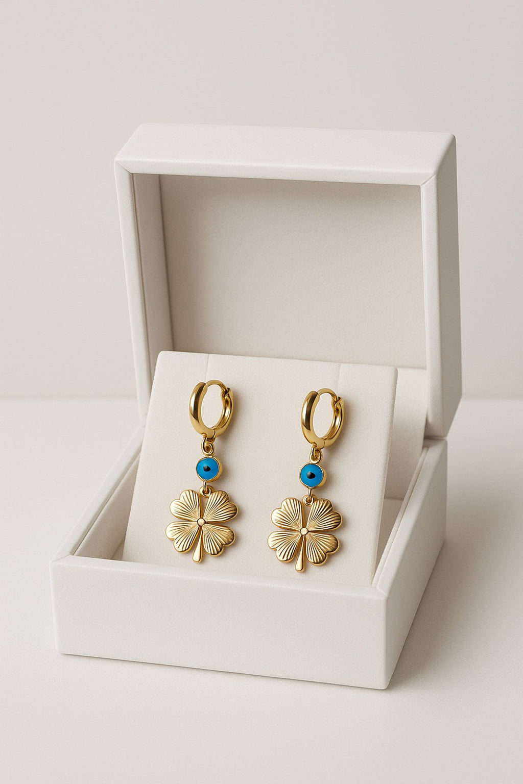 Altın Kaplama Kararmaz Çelik Yonca Küpe – Şansı, Zarafeti Ve Kalıcı Işıltıyı Üzerinizde Taşıyın