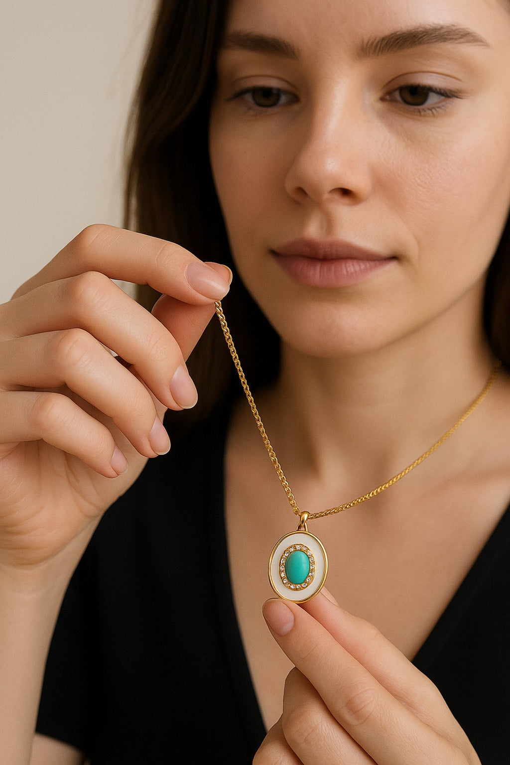 Beyaz Mineli Altın Kaplama Çelik Kolye – Kararmaz, Modern ve Şık