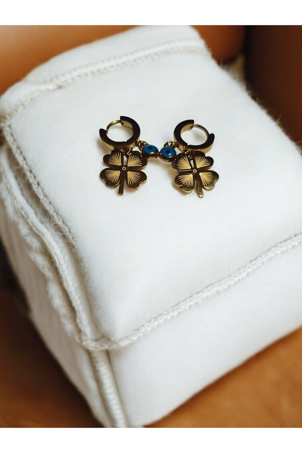 Altın Kaplama Kararmaz Çelik Yonca Küpe – Şansı, Zarafeti Ve Kalıcı Işıltıyı Üzerinizde Taşıyın