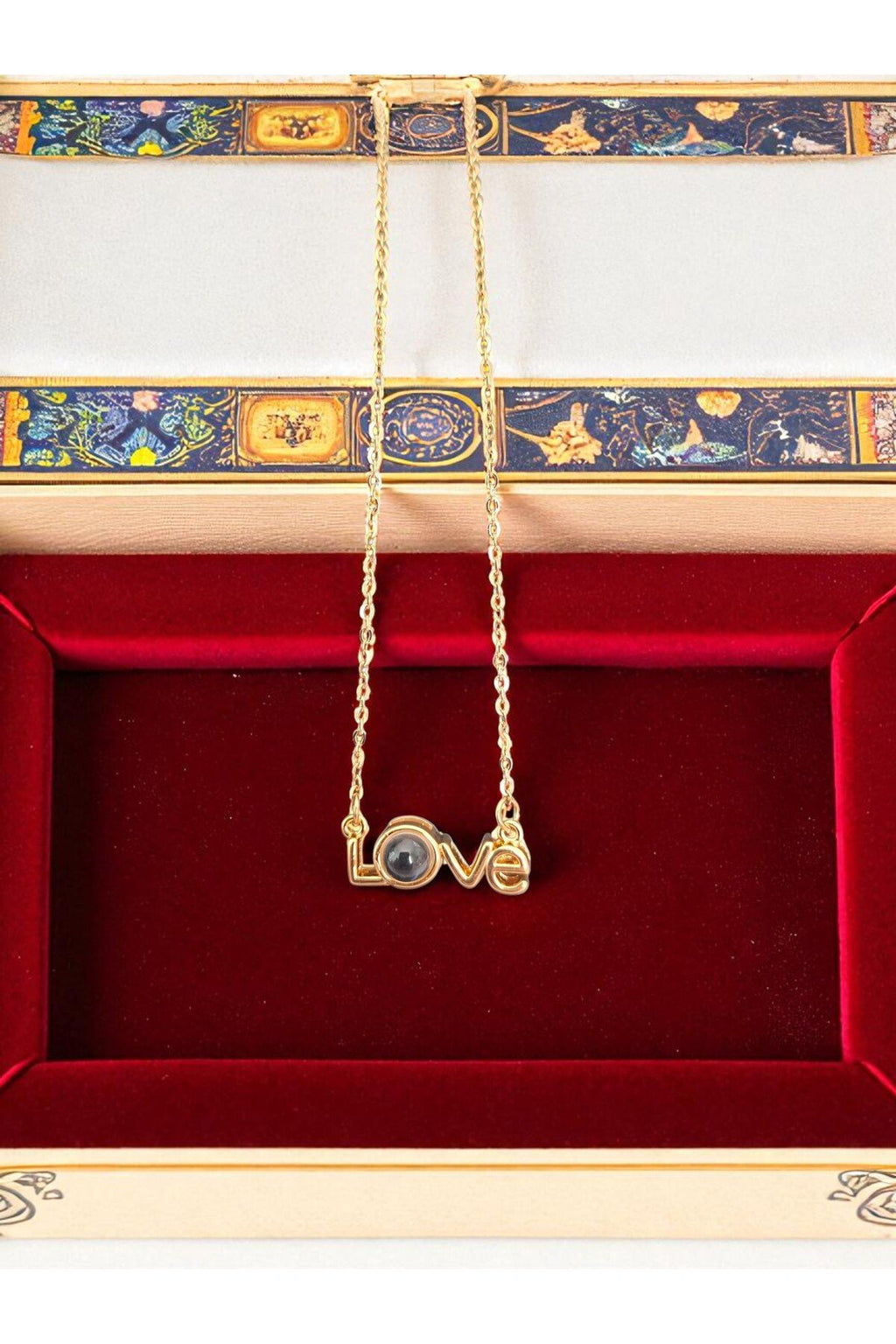 Love Yazılı Altın Kaplama Kararmaz Çelik Kolye – Zarif ve Modern Tasarım