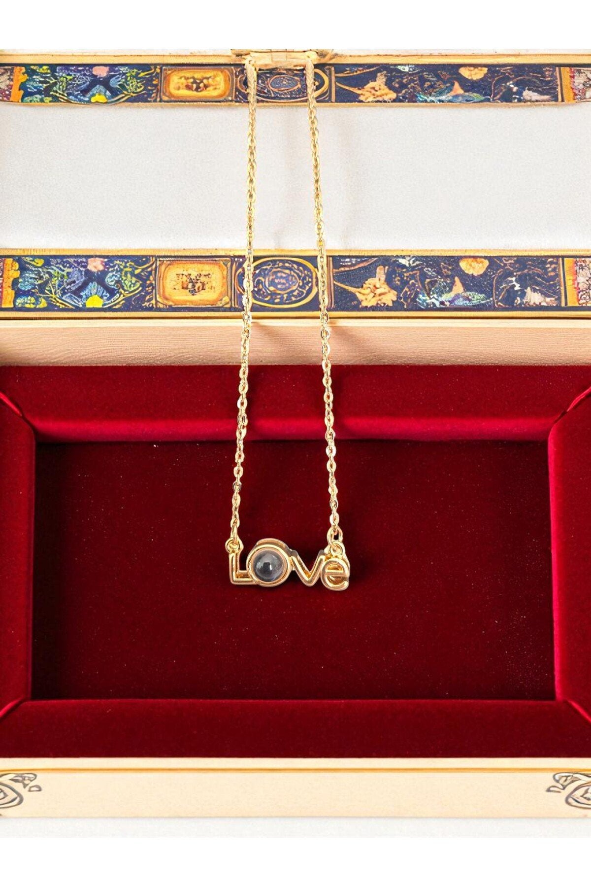 Love Yazılı Altın Kaplama Kararmaz Çelik Kolye – Zarif ve Modern Tasarım