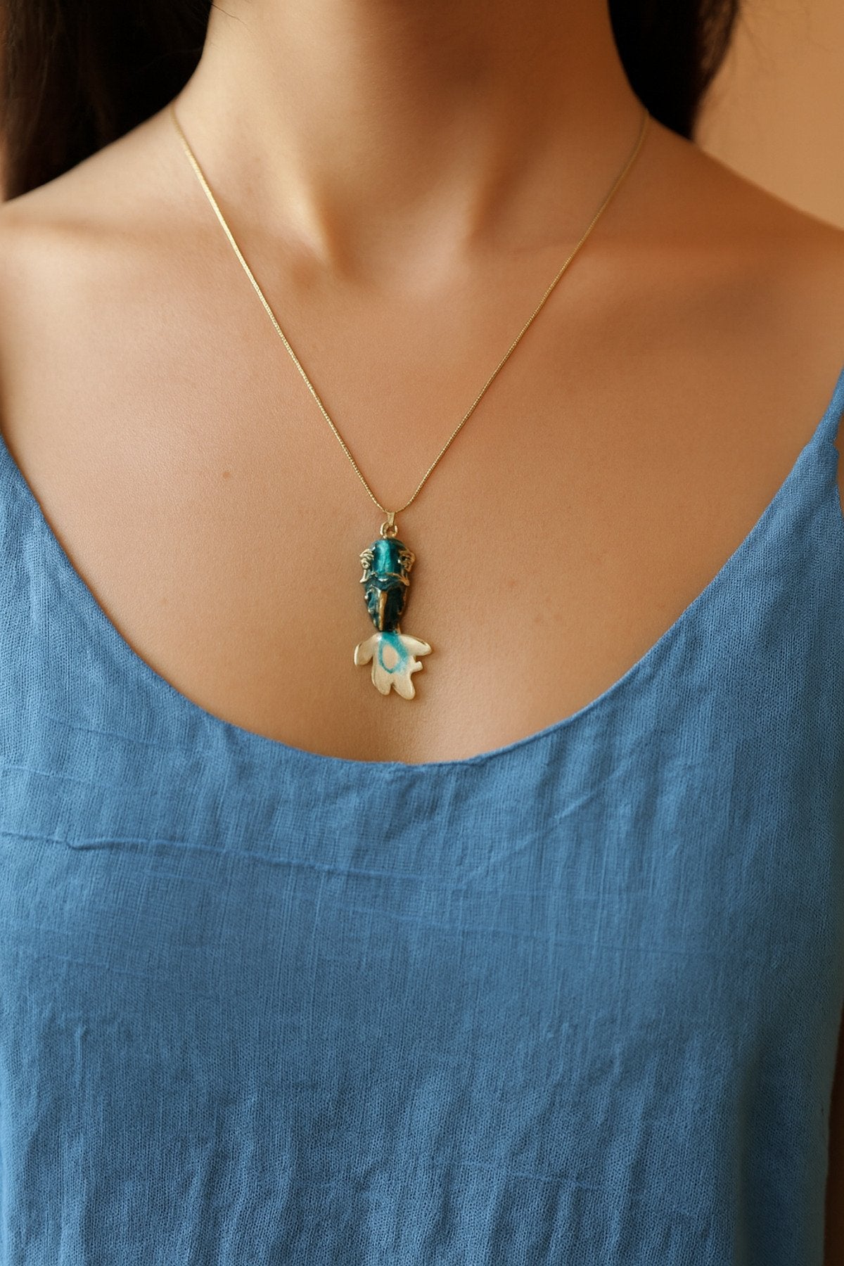 Yeşil / Mavi Renkli Balık Figürlü Kolye – Altın Kaplama Kararmaz Çelik Zarafeti