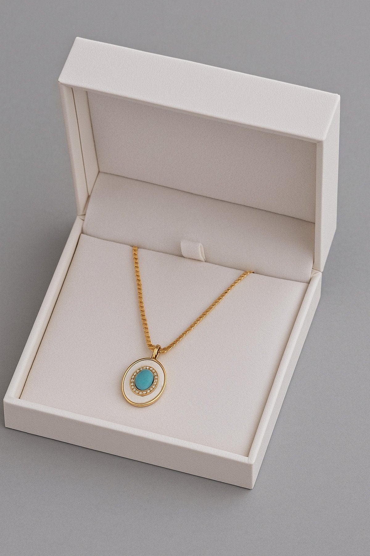 Beyaz Mineli Altın Kaplama Çelik Kolye – Kararmaz, Modern ve Şık