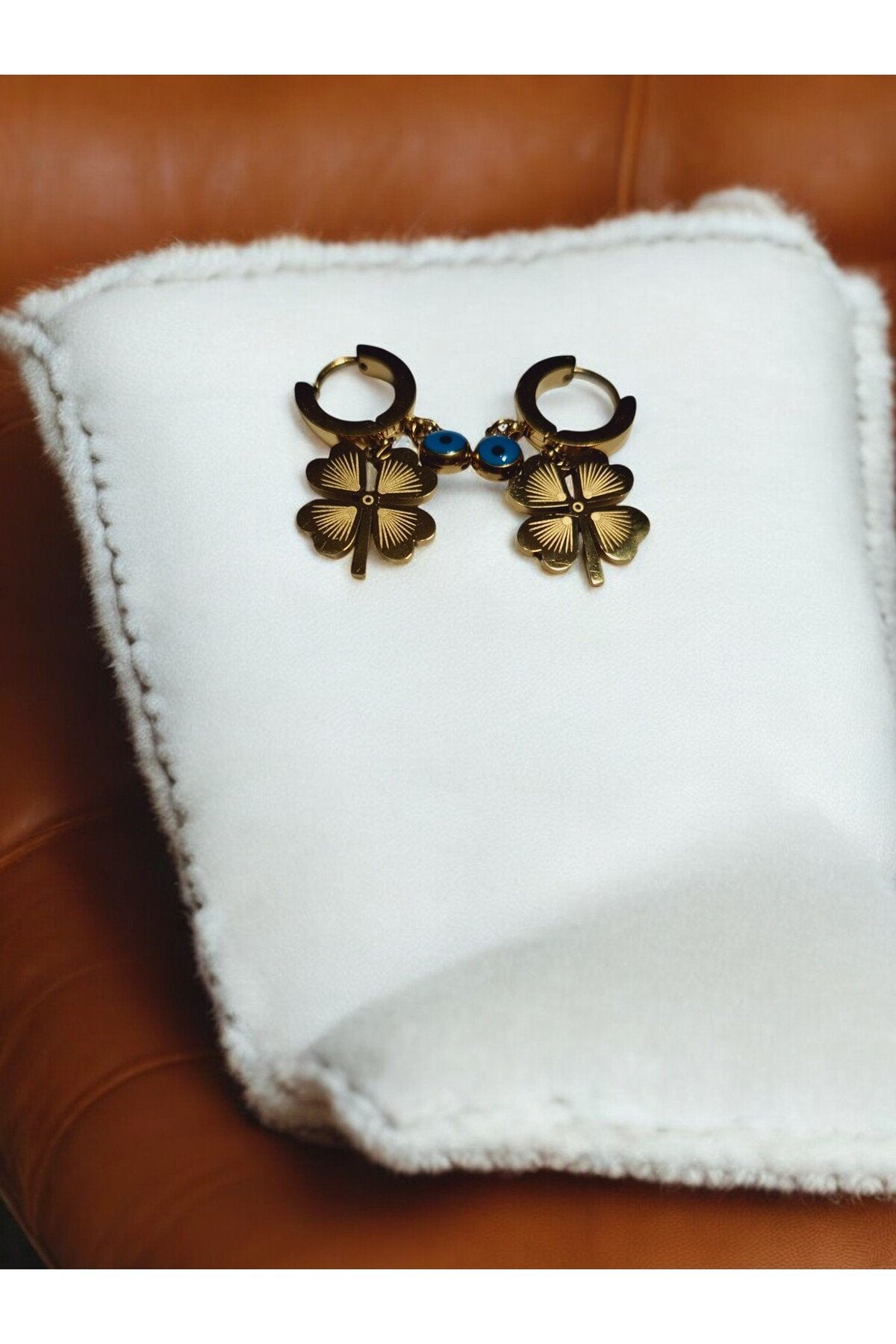 Altın Kaplama Kararmaz Çelik Yonca Küpe – Şansı, Zarafeti Ve Kalıcı Işıltıyı Üzerinizde Taşıyın