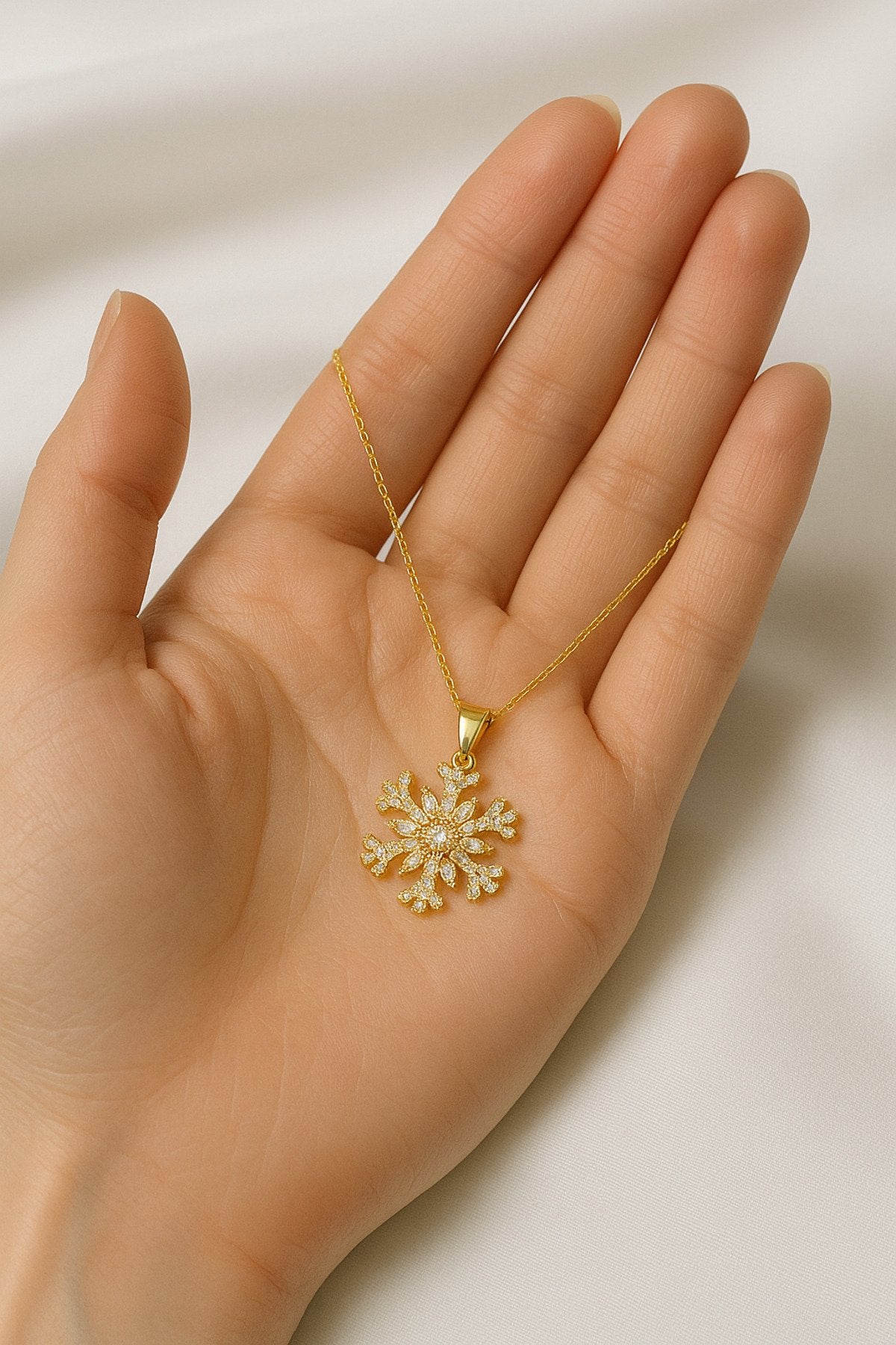 Altın Kaplama Kararmaz Çelik Kartanesi Kolye – Zarafet ve Işık