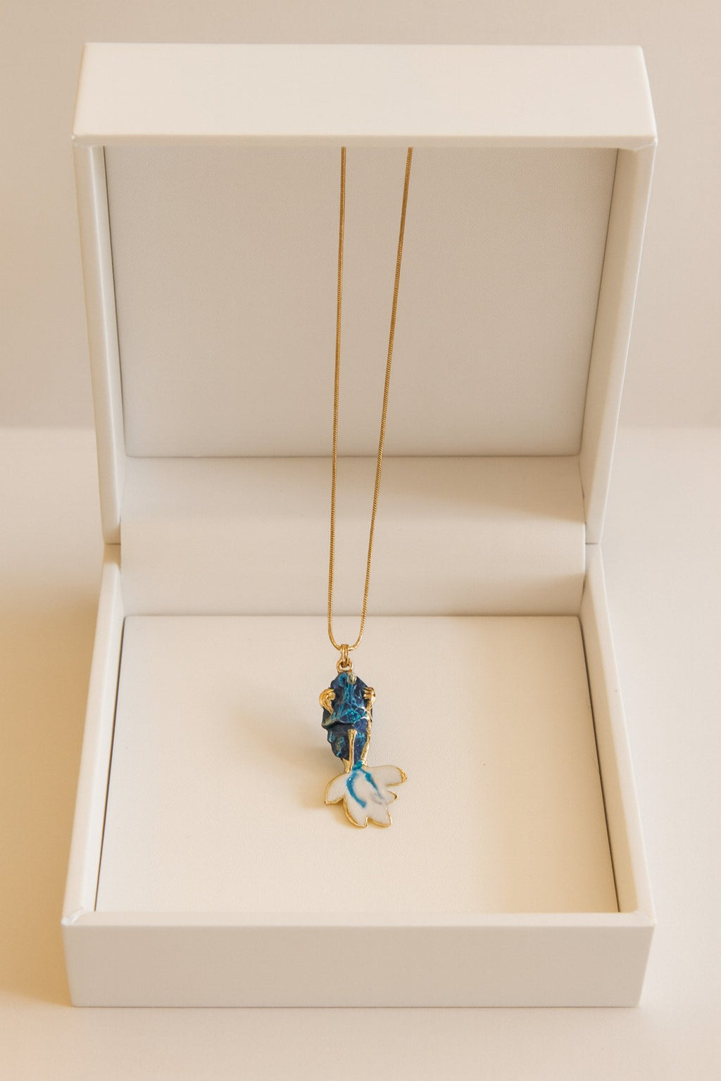 Yeşil / Mavi Renkli Balık Figürlü Kolye – Altın Kaplama Kararmaz Çelik Zarafeti