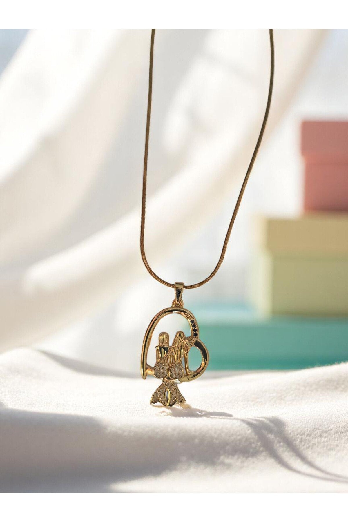 Altın Kaplama Kararmaz Çelik Anne Kız Kolyesi – Sevgi Bağını Simgedeştiren Zamansız Tasarım