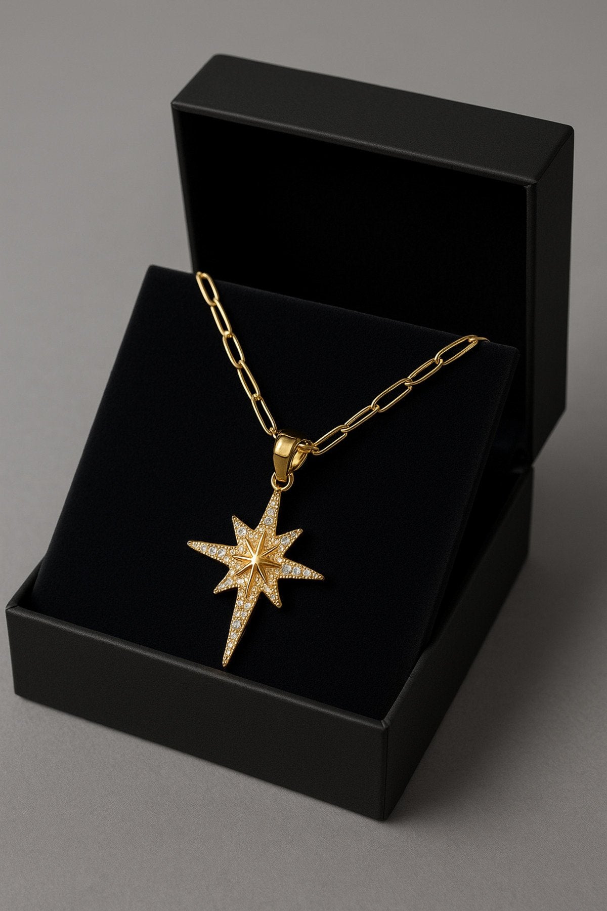 Altın Kaplama Kuzey Yıldızı Taşlı Çelik Kolye – Işıltının ve Yol Göstericiliğin Simgesi