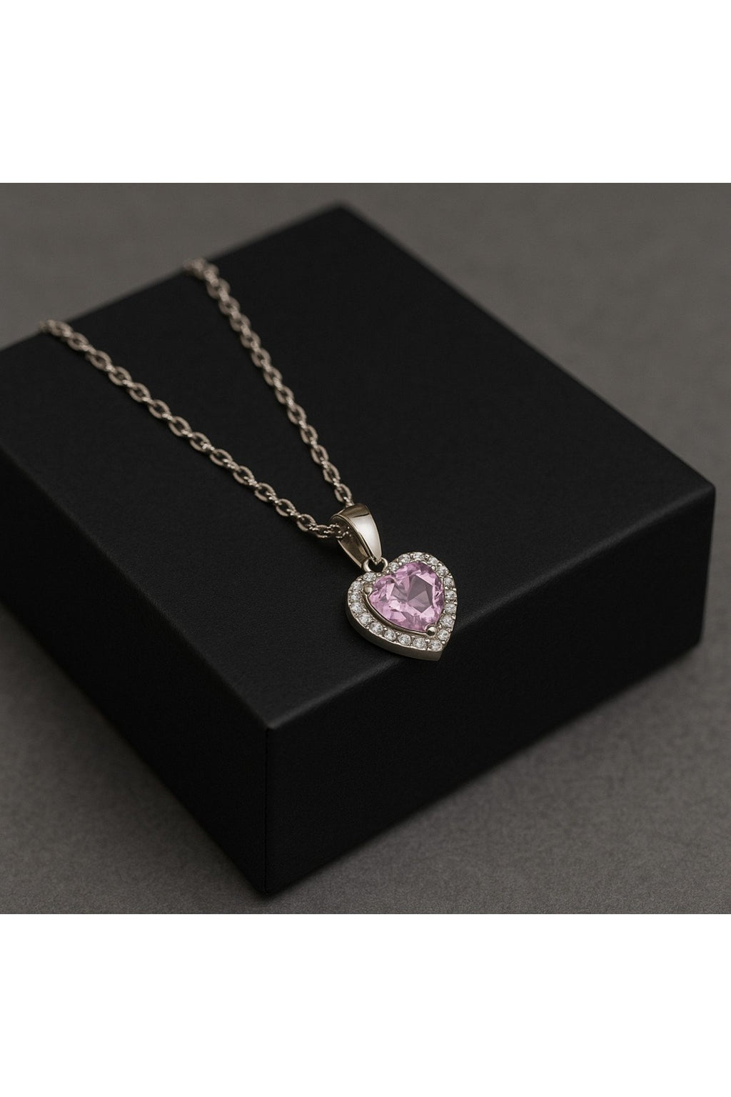Gümüş Renk Çelik Kalpli Kolye – Pembe Zirkon Taşlı Zarif Model
