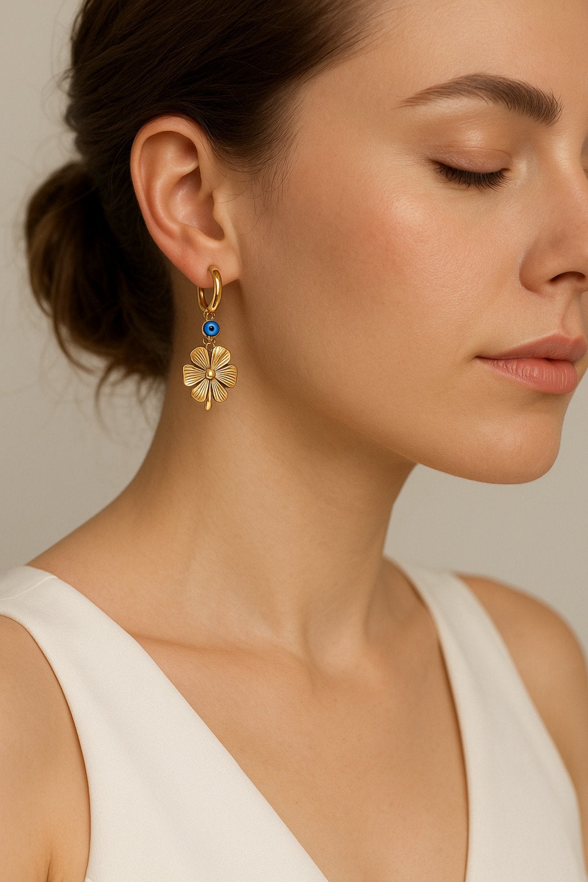 Altın Kaplama Kararmaz Çelik Yonca Küpe – Şansı, Zarafeti Ve Kalıcı Işıltıyı Üzerinizde Taşıyın