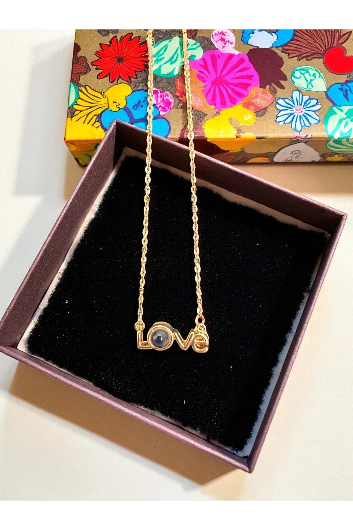 Love Yazılı Altın Kaplama Kararmaz Çelik Kolye – Zarif ve Modern Tasarım