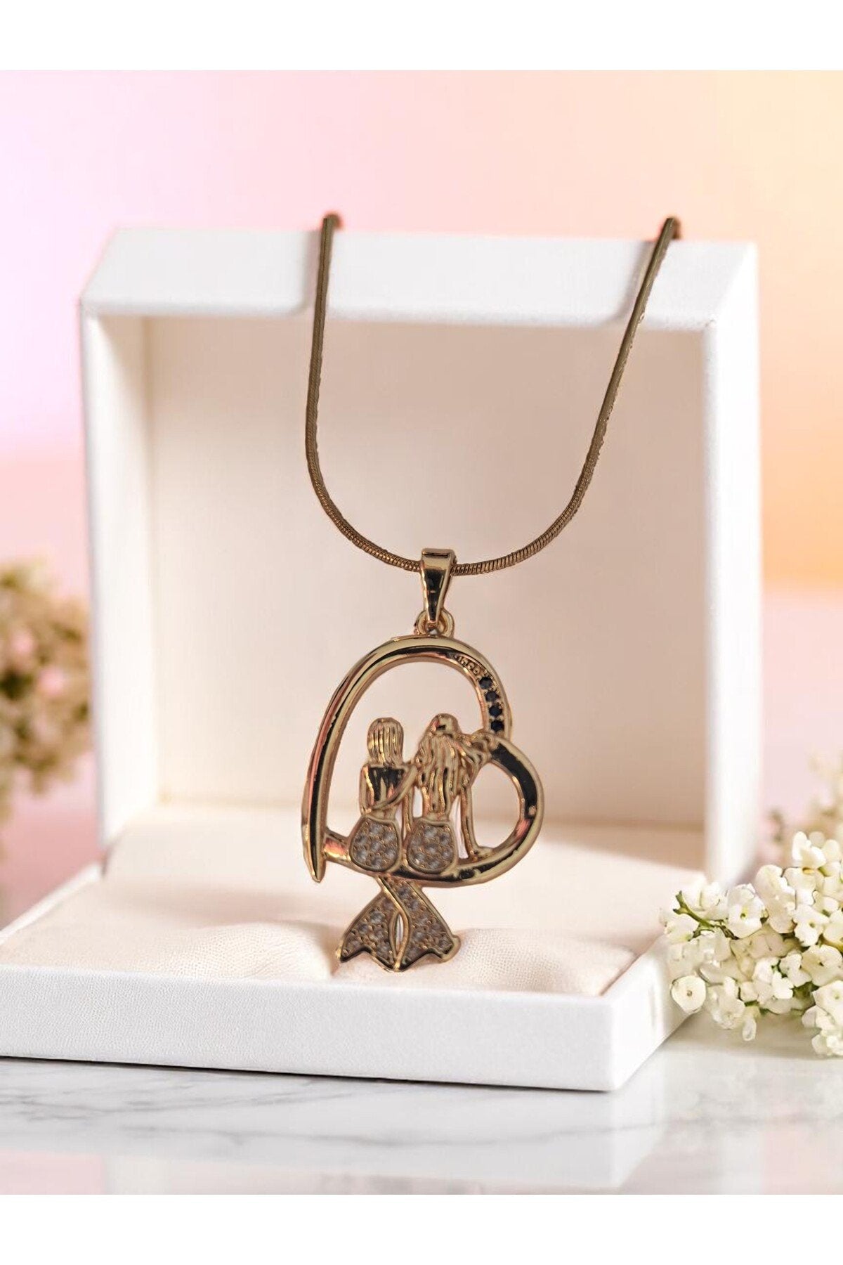 Altın Kaplama Kararmaz Çelik Anne Kız Kolyesi – Sevgi Bağını Simgedeştiren Zamansız Tasarım
