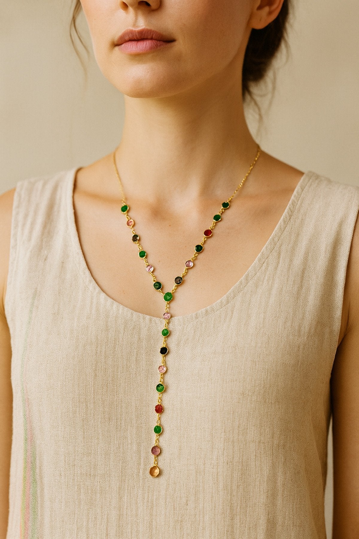 Renkli Taşlı Yuvarlak Motifli Çelik Y Kolye – Minimal & Şık